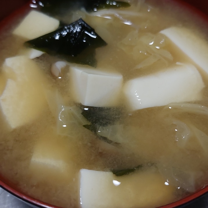 豆腐と白菜とわかめのお味噌汁